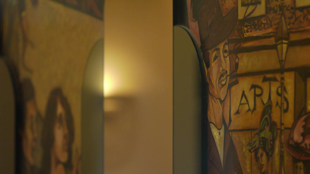 P1010651.jpg - Through a cafe window. EF135mm f/2.0Llens at f/2.0, ISO 800, 1/500th sec hand held no IS. AWB. No PS except minimal contrast adjustment.