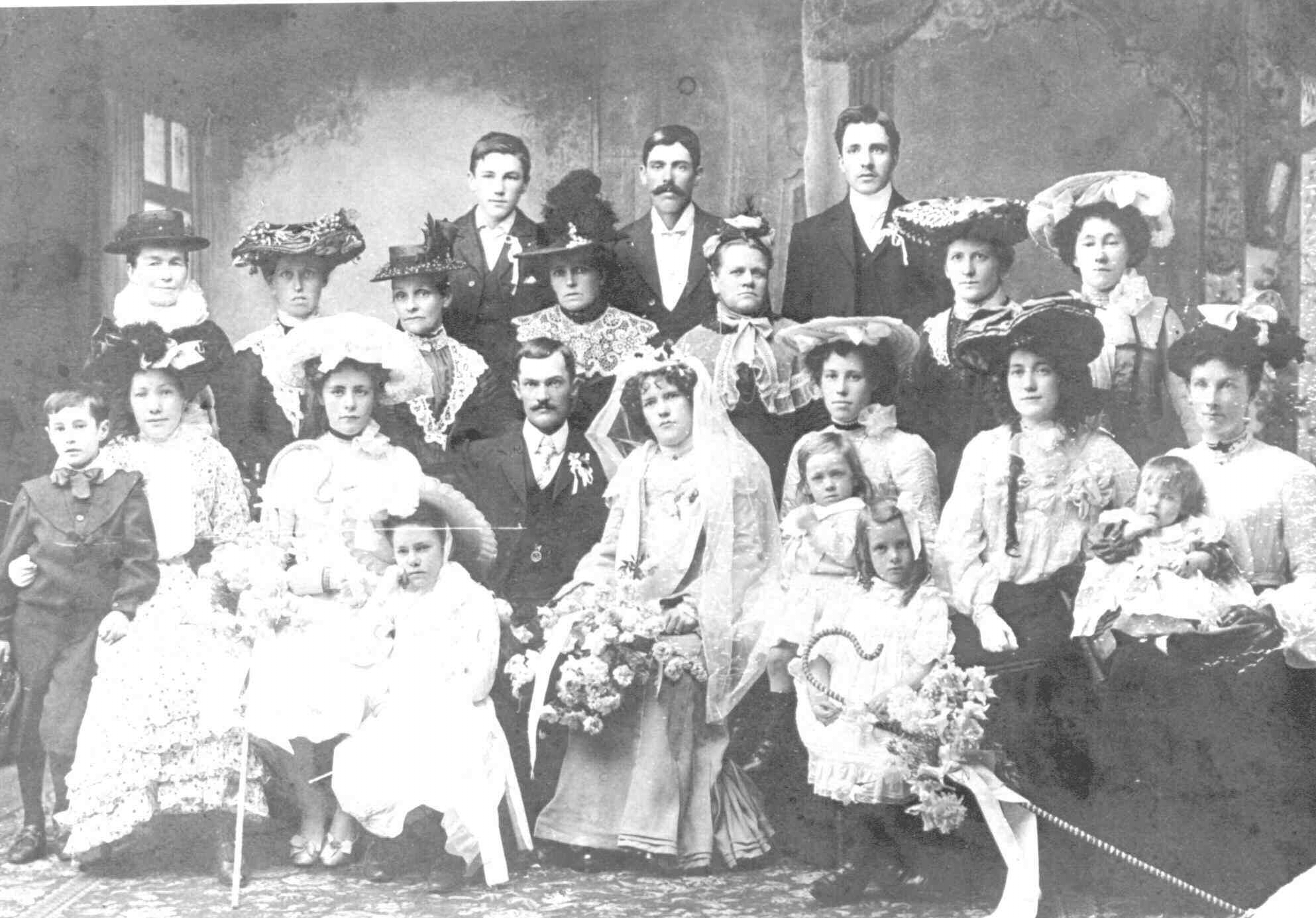www.ayton.id.au_gary_genealogy_images_1903_glarewillcharleswedding.jpg