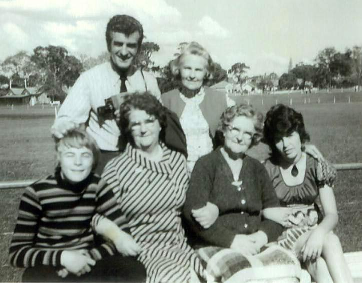 www.ayton.id.au_gary_genealogy_aytonrg_images_aytonjackie_family.jpg www.ayton.id.au_gary_genealogy_aytonrg_images_aytonjackie_family.jpg
